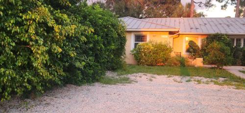Central Naples Apartment | Seagate Cottage