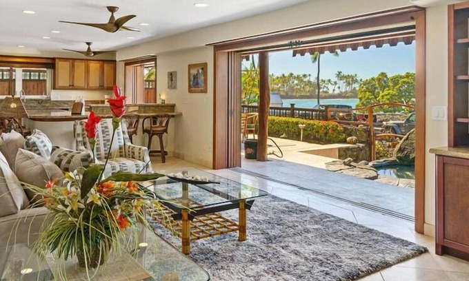 Kahaluu Bay Apartment | Seahorse Luxury Suite at Seaspray Ocean View