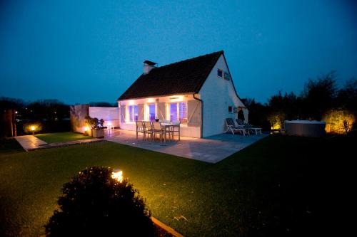 Koksijde House | SeaNooz - Wellness overnachting met privé bioscoop aan een meer