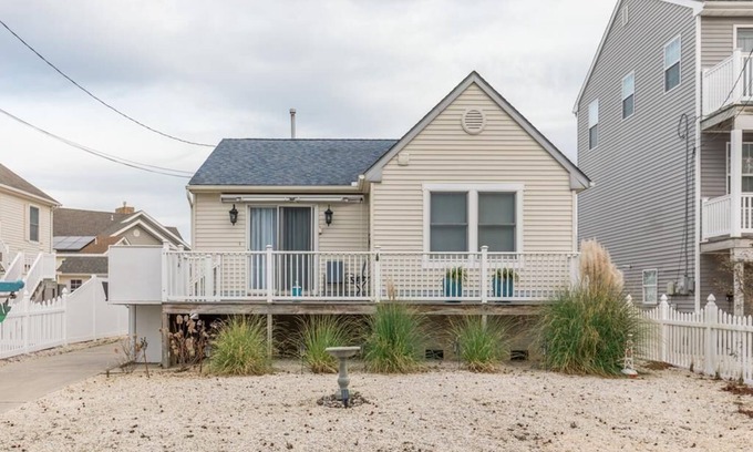 Del Haven House | Seas the Day! Lovely 3-bedroom, 1.5 bath home close to the beach
