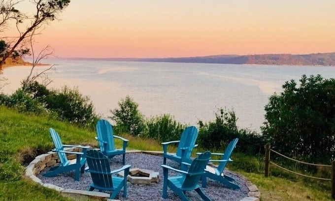 Camano Island House | "Seas the Moment" AIRSTREAM International SEA-RENITY Beach WATERFRONT & Kayaks