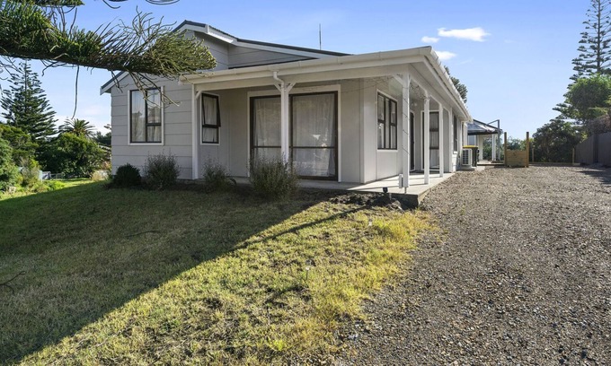 Waitarere Beach House | Seashell Cottage - Waitārere Beach Holiday Home