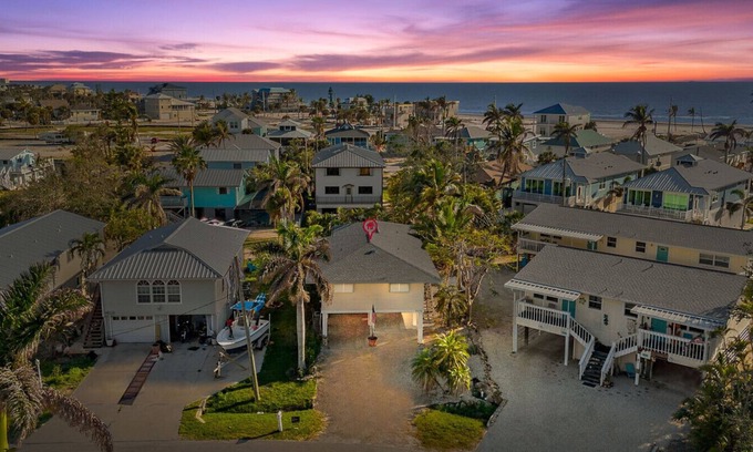 Mid Island House | Seashell Suites 2 - Steps to the Beach, Outdoor Shower, & More!