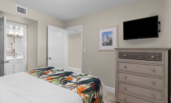 Tavernier Apartment | Seashore Serenade: Soothing Sounds of the Ocean from Your Balcony | 3 Suites