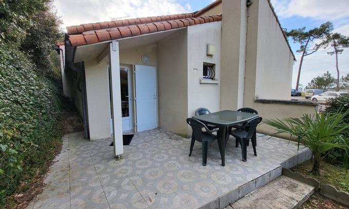 Meschers-sur-Gironde Apartment | Seaside apartment with garden