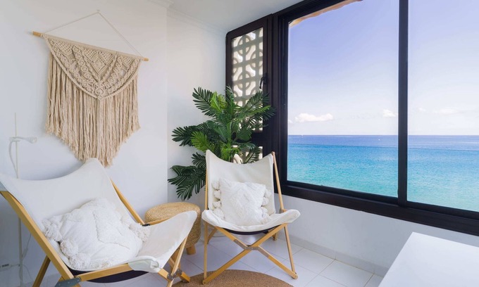 Patalavaca Apartment | ★Seaside Apt w/Sunset Views & Fast Wifi★
