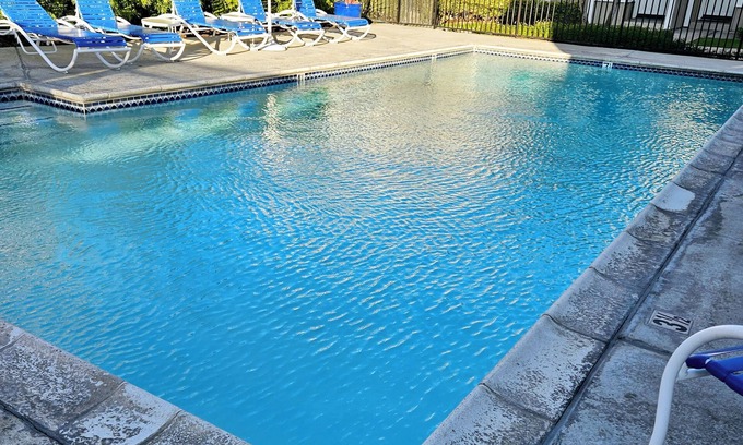 Old Towne House | Seaside Breeze VIlla walk to beach/pool and spa