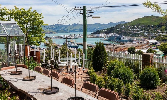 Christchurch City Centre House | SEASIDE COTTAGE, family friendly, with a garden in Lyttleton