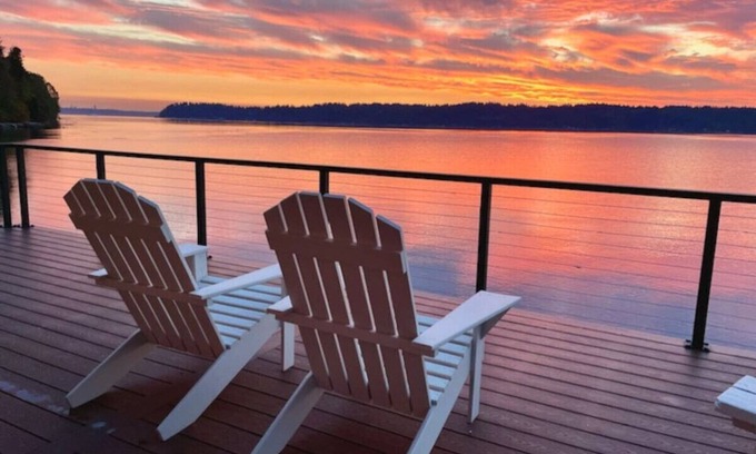 Southworth House | Seaside Serenity Beach Getaway w/kayaks & SUPs!