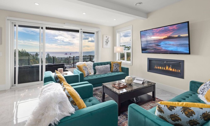 Colwood House | "Seaside Serenity: Your Dream Stay In Victoria Awaits!"