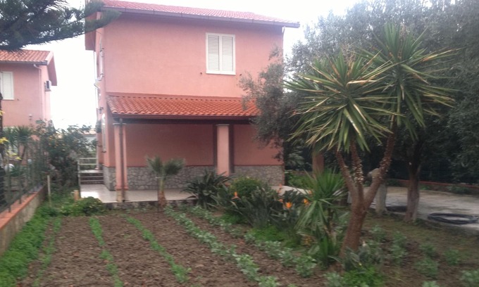 Lascari House | Seaside villa with 8 beds and garden