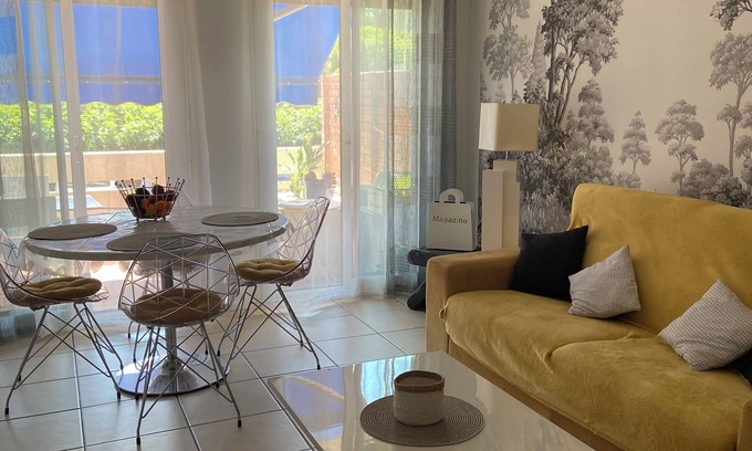 Frejus Port Apartment | Seasonal rental Two-room apartment 48 m2 Frejus plage et du Port. Terrace 15 m2.