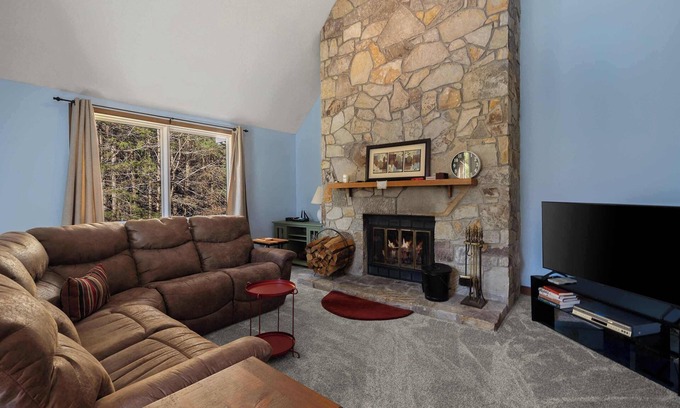 West Dover Condo | Seasons on Mount Snow | Walk Out/Ski Home!