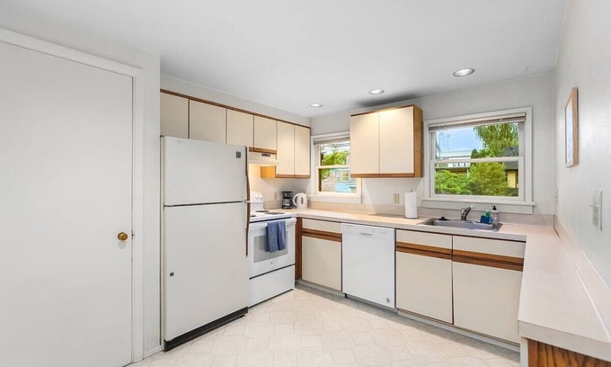 East Queen Anne Apartment | Seattle's Apricot Crown - 87 Walkscore!