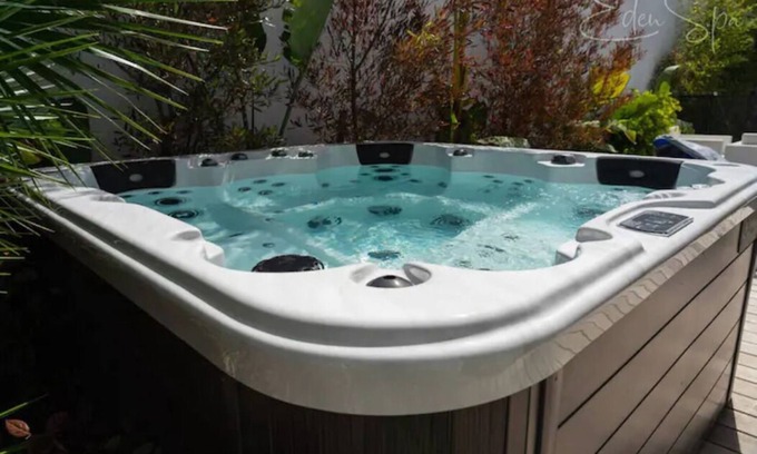 Tukwila House | Seattle's Luxe Retreat w/hot tub, sauna, SPA bath