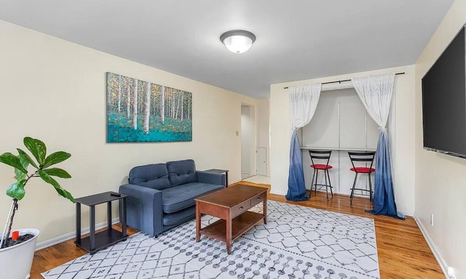 East Queen Anne Apartment | Seattle's Orange Crown - 87 Walkscore!