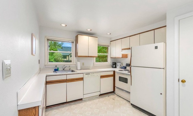 East Queen Anne Apartment | Seattle's Orange Crown - 87 Walkscore!