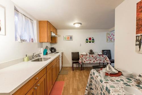 Eastlake Apartment | Seattle Urban Village- Unit B- Lago Vista- Lake Union- Sleeps 6