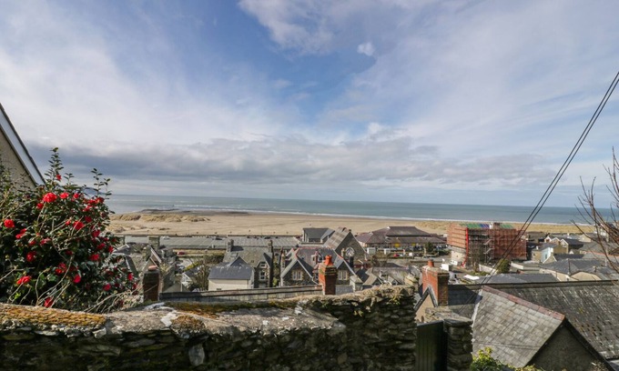 Barmouth Apartment | SEAVIEW APARTMENT, character holiday cottage in Barmouth
