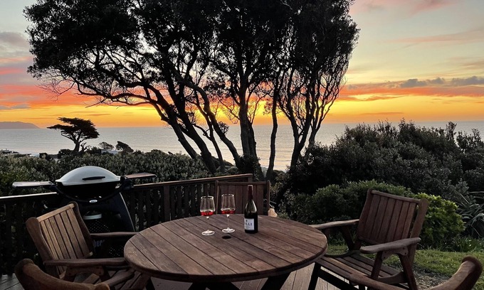 Paraparaumu House | Seaview Paradiso - Raumati South Holiday Home