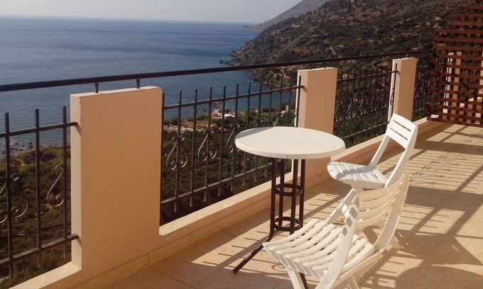 Ravdoucha Apartment | Seaview Studio, 3 pers. panoramic seaview in beautiful setting, west from Chania