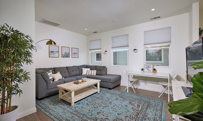 South Oceanside Apartment | Seaview Sunset - Close to beaches & restaurants!