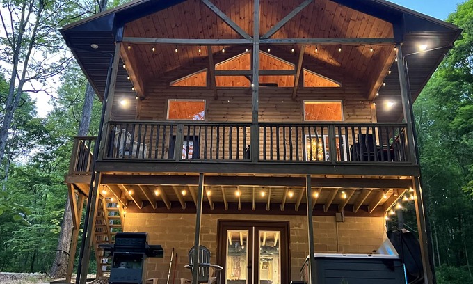 Logan Cabin | Secluded 3 bedroom Log Cabin Kid Friendly In Logan Ohio in Hocking Hills Hot Tub
