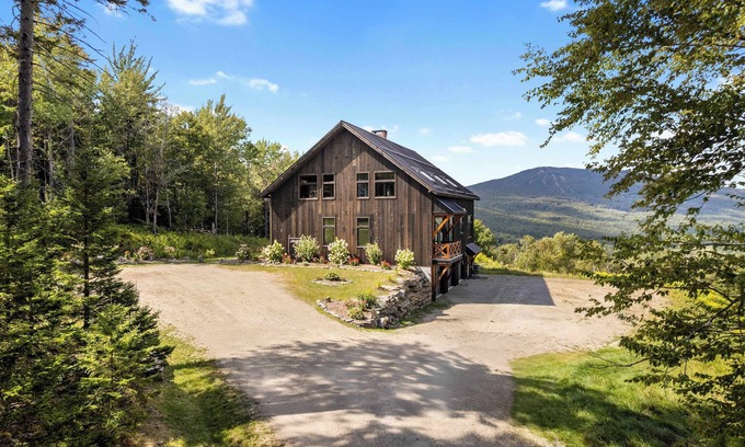 Ludlow House | Secluded 5-BR Estate 10-Min to Okemo