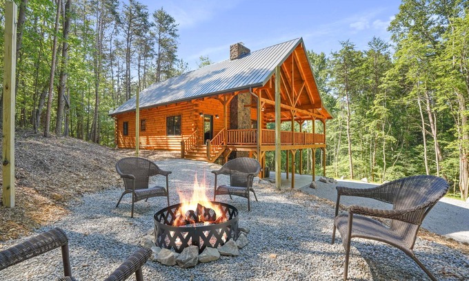 Logan Cabin | Secluded 6-bedroom Log Cabin Nestled in the Pines