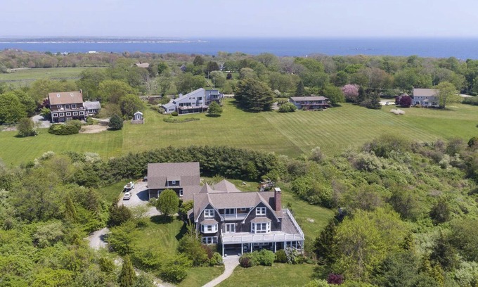 Narragansett House | Secluded 7000sq foot home 5 minutes from the beach and 15 minutes from Newport!