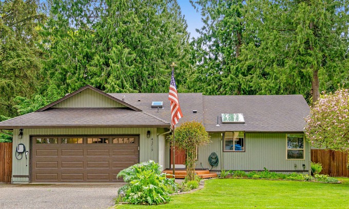 Riverbend House | Secluded abode with park-like yard, fast WiFi & play set - nearby river access