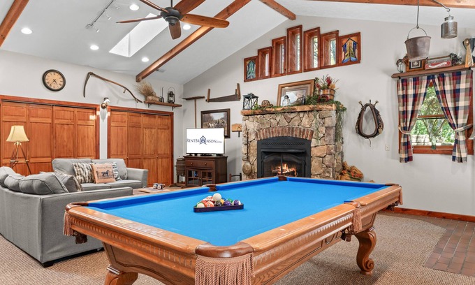 Blue Eye House | Secluded All-One-Level Carriage House-Pool Table-Hot Tub-Dog Friendly - Car Charger