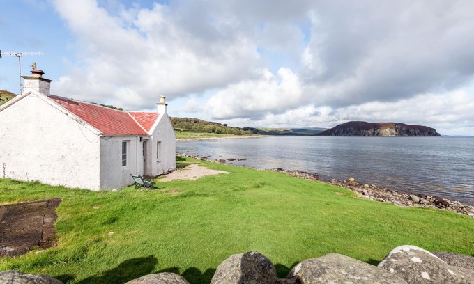 Campbeltown Cottage | Secluded beachside cottage in stunning location beside Campbeltown Loch