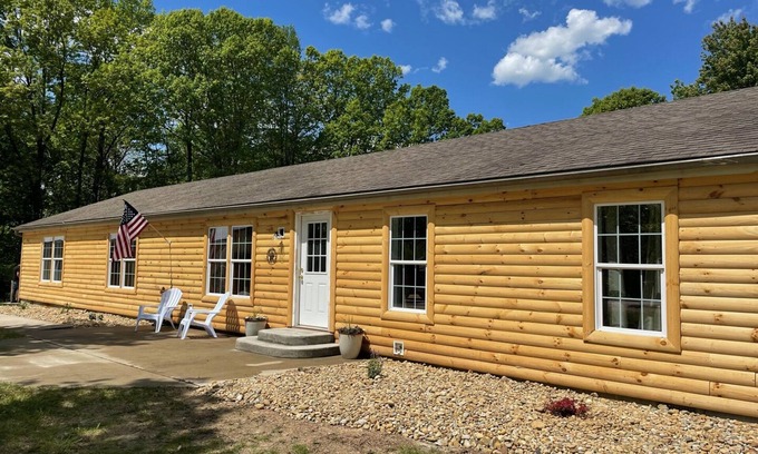 Nelsonville Cabin | Secluded Black Bear Lodge w/Private Pool & Hot Tub near Hocking Hills Ohio