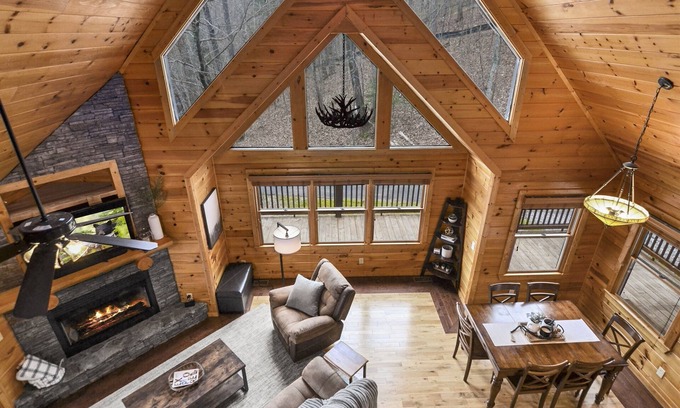 Morganton Cabin | Secluded Cabin | Dog Friendly | Hot tub | Pool Table | 10min to BR