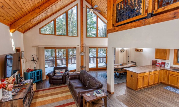 Sturgeon Bay Cabin | Secluded Cabin in the Woods - Dog Friendly