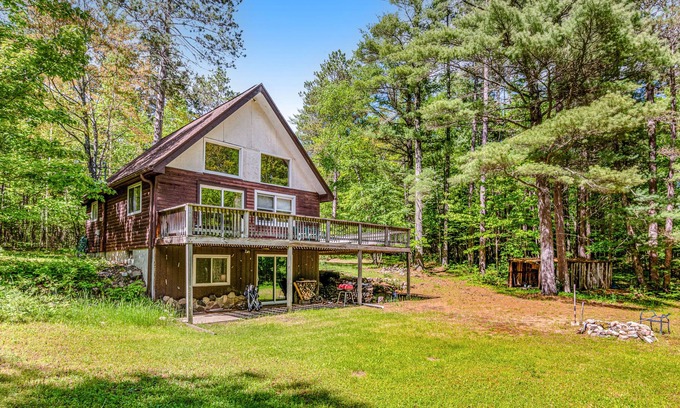 Land O Lakes House | Secluded Cabin in the Trees W/ Fast WiFi, Large Deck, Full Kitchen & Loft