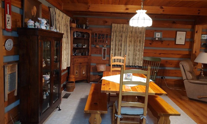 Canton Cabin | Secluded cabin nestled between the Blue Ridge and Great Smoky Mountains.