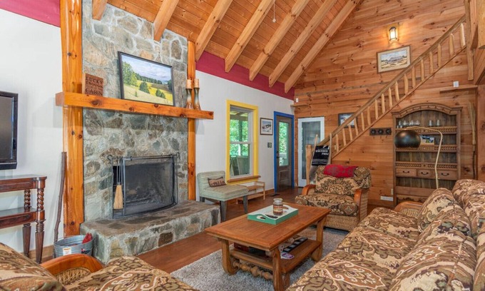 Leicester Cabin | Secluded Cabin with Quality Furnishing + Hot Tub