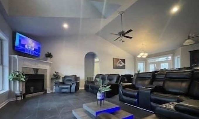 Royal House | Secluded~Close to Lakes~ 4 Acres~Pool/Hot Tub
