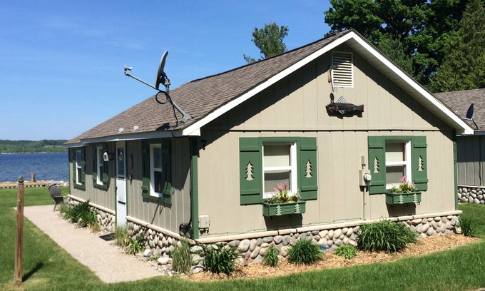 Traverse City Cottage | Secluded Cottage Resort on beautiful Lake Leelanau just north of Traverse City