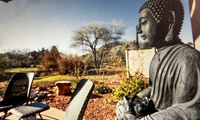 Oak Creek House | Secluded Courtyard and Green Belt, find your Zen!