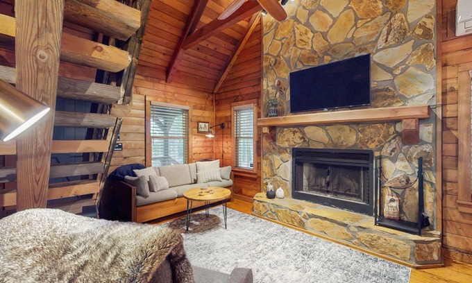 Mineral Bluff Cabin | Secluded dog-friendly cabin with wood fireplace, mtn views, & expansive deck