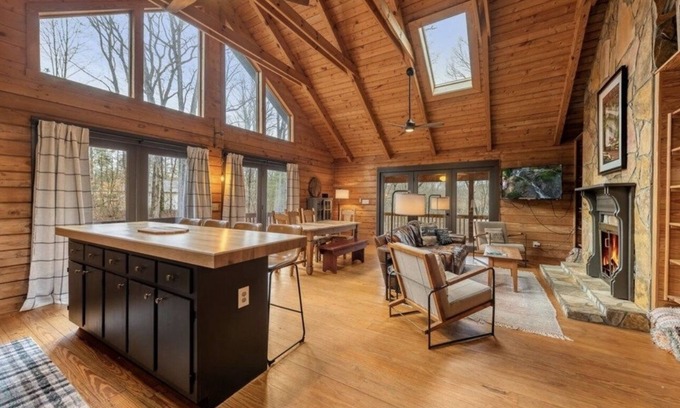 Ellijay House | Secluded Ellijay River Cabin, Hot tub, firepit, Fire Pit, Bunkroom & Gameroom