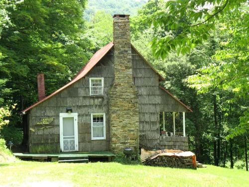 Frank House | Secluded Family-Friendly Cabin Rental on 90 Acres in Newland, North Carolina