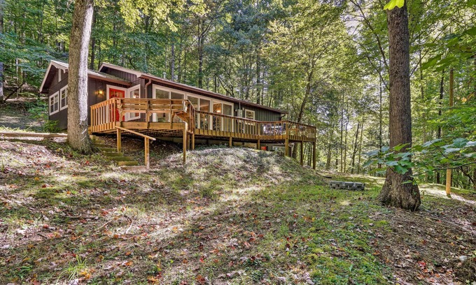 Franklin Cabin | Secluded Franklin Cabin w/Furnished Deck!