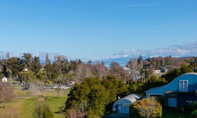 Rangatira Park House | Secluded Hideaway - Great Views *No Service Fee*