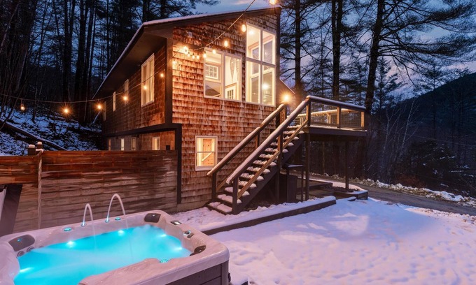 Bridgewater Corners House | Secluded/Hot Tub/views! Minutes to Everything!