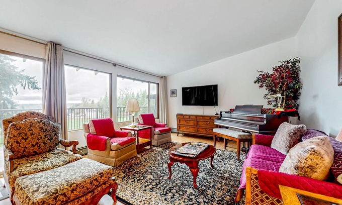 Woodinville House | Secluded home near downtown Woodinville with large wraparound deck & grill