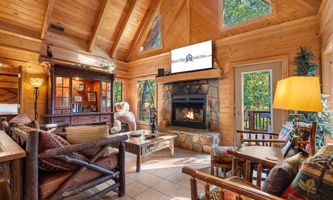 Branson Cedars Cabin | Secluded, HotTub, Jet bathtubs, Woods, Near Big Cedar & Shows-Firepit -CarCharger